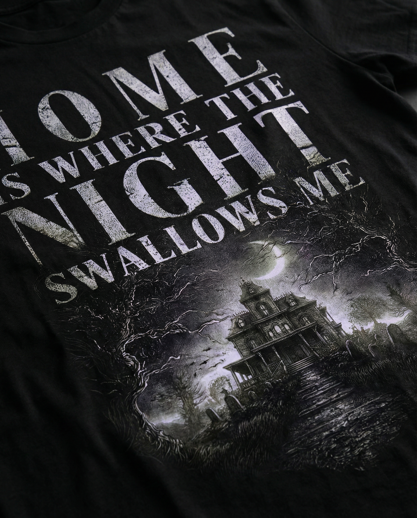 Home Is Where the Night Swallows Me Gotische Geisterhaus-Design – Damen Relaxed T-Shirt